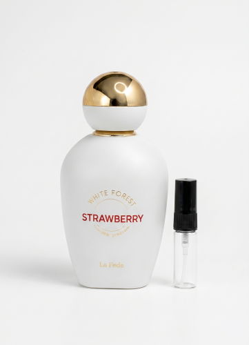 Odlewka White Forest Strawberry jest w Miraya Atar. Soczysta truskawka i jeżyna łączą się z jaśminem oraz różą na ciepłej bazie z wanilii, sandałowca i bursztynu, tworząc uroczy, owocowo-kwiatowy zapach.