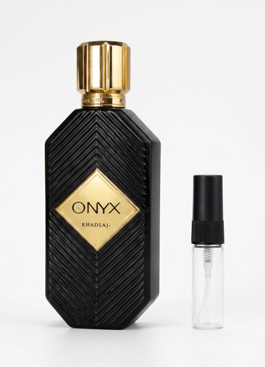 Odlewka Onyx Gold jest w Miraya Atar. Rum, gorzka pomarańcza, imbir i kardamon łączą się z suszonymi owocami, sandałowcem i białymi kwiatami na głębokiej bazie z wanilii, mirry, paczuli i tonki, tworząc bogaty zapach.