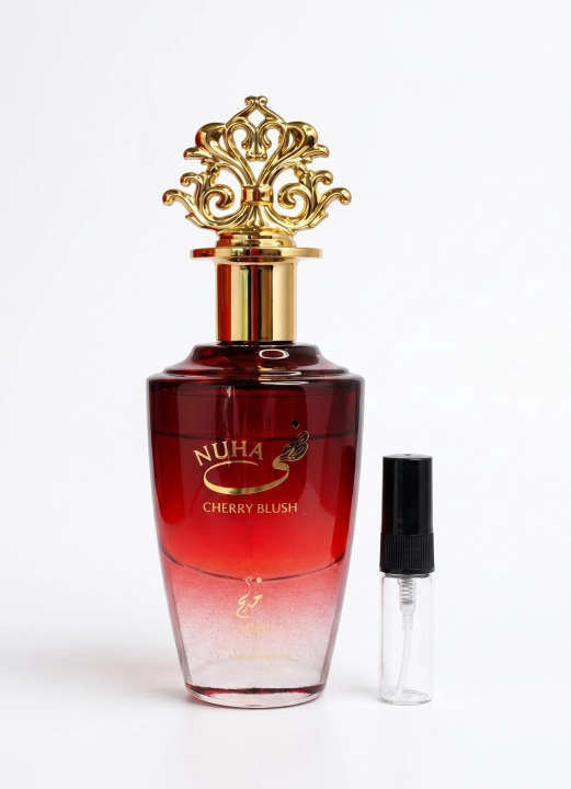 Odlewka Nuha Cherry Blush jest w Miraya Atar. Wiśnia, rum i czerwone wino łączą się z maliną, jaśminem i kwiatami na bogatej bazie z tonki, wanilii, sandałowca oraz piżma, tworząc zmysłowy, upajający zapach.