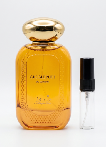 Odlewka Gigglepuff jest w Miraya Atar. Włoska cytryna, kokos i grejpfrut łączą się z wanilią bourbon, brzoskwinią, gardenią i jaśminem na słodkiej bazie z laski wanilii, karmelu, benzoesu i piżma, tworząc niezwykle radosny, słoneczny zapach.