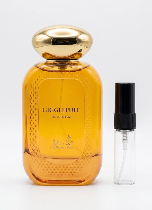 Odlewka Gigglepuff jest w Miraya Atar. Włoska cytryna, kokos i grejpfrut łączą się z wanilią bourbon, brzoskwinią, gardenią i jaśminem na słodkiej bazie z laski wanilii, karmelu, benzoesu i piżma, tworząc niezwykle radosny, słoneczny zapach.