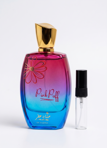Odlewka Pink Puff jest w Miraya Atar. Ananas, owoce egzotyczne, kokos i gruszka łączą się z kwiatem jabłoni, konwalią oraz heliotropem na bazie z wanilii, bursztynu, piżma i sandałowca, tworząc niezwykle radosny, tropikalny zapach.