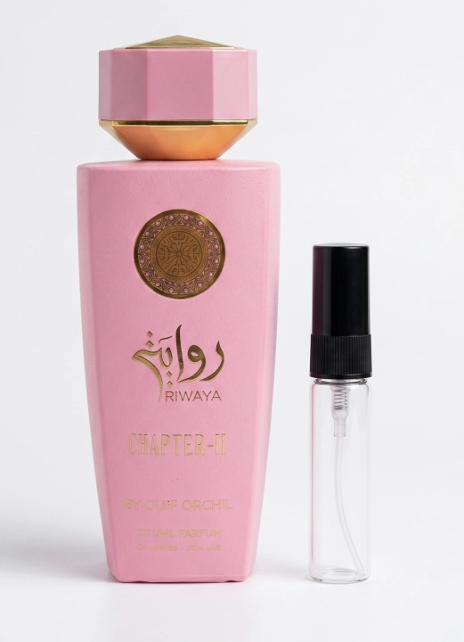 Odlewka Riwaya Chapter II jest w Miraya Atar. Szafran, brzoskwinia i marakuja łączą się z fiołkiem, jaśminem oraz ylang-ylang na bazie z wanilii, ambroksanu i cedru, tworząc niezwykle zmysłowy, owocowo-kwiatowy zapach.