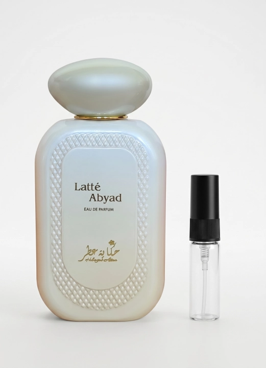 Odlewka Latté Abyad jest dostępna w Miraya Atar. Słodki karmel i kremowe mleko łączą się z kumaryną oraz miodem na ciepłej bazie z wanilii i białego piżma, tworząc niezwykle otulający, mleczno-gourmandowy zapach.