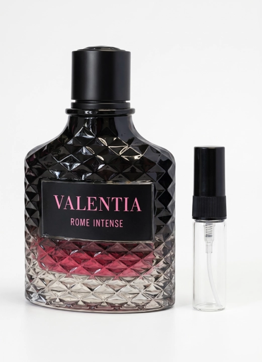 Odlewka Valentia Rome Intense jest dostępna w Miraya Atar. Owocowa czarna porzeczka łączy się z zmysłowym jaśminem na głębokiej bazie z wanilii bourbon, tworząc niezwykle elegancki, urzekający zapach.