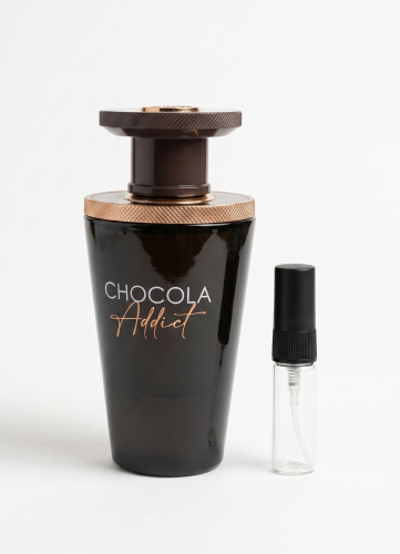 Odlewka Chocola Addict jest dostępna w Miraya Atar. Słodka czekolada, bursztyn i mandarynka łączą się z kadzidłem oraz skórą na balsamicznej bazie z wanilii i mirry. Tworzą niezwykle głęboki, urzekający zapach gourmand.
