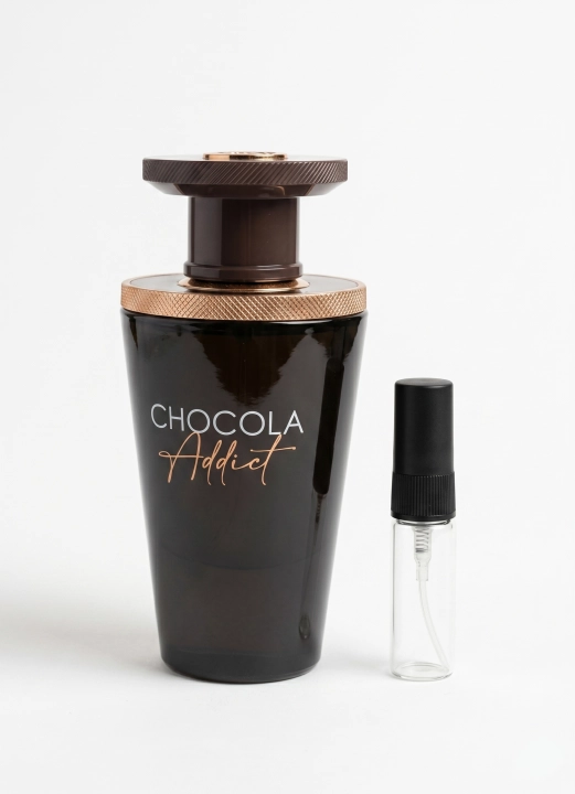 Odlewka Chocola Addict jest dostępna w Miraya Atar. Słodka czekolada, bursztyn i mandarynka łączą się z kadzidłem oraz skórą na balsamicznej bazie z wanilii i mirry. Tworzą niezwykle głęboki, urzekający zapach gourmand.