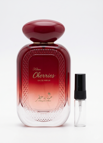 Odlewka Hekayat Cherries jest dostępna w Miraya Atar. Likier wiśniowy i mango łączą się z różą turecką, jaśminem i kadzidłem na bazie z wanilii, tonki i sandałowca. Głęboki zapach gourmand.