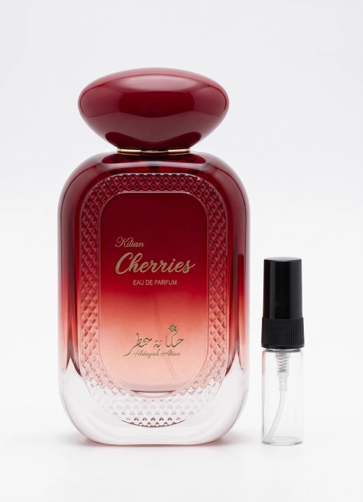 Odlewka Hekayat Cherries jest dostępna w Miraya Atar. Likier wiśniowy i mango łączą się z różą turecką, jaśminem i kadzidłem na bazie z wanilii, tonki i sandałowca. Głęboki zapach gourmand.