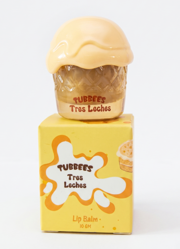Balsam do ust Tubbees Tres Leches jest dostępny w Miraya Atar. Czekolada, kakao i migdał łączą się z ciepłą wanilią, mlekiem i heliotropem na bazie z orzecha laskowego i kokosu. Głęboko nawilża, otulając usta słodkim zapachem.