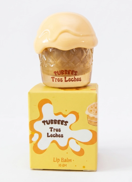 Balsam do ust Tubbees Tres Leches jest dostępny w Miraya Atar. Czekolada, kakao i migdał łączą się z ciepłą wanilią, mlekiem i heliotropem na bazie z orzecha laskowego i kokosu. Głęboko nawilża, otulając usta słodkim zapachem.