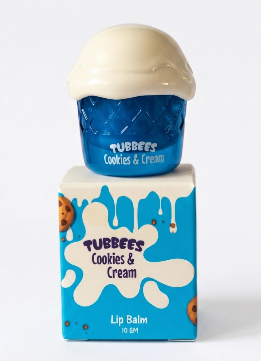 Balsam do ust Tubbees Cookies i Cream jest dostępny w Miraya Atar. Ciasteczko i kwiat pomarańczy łączą się z mleczną czekoladą oraz wanilią na bazie z cukru i karmelu toffi. Doskonale nawilża, przynosząc słodkie ukojenie.