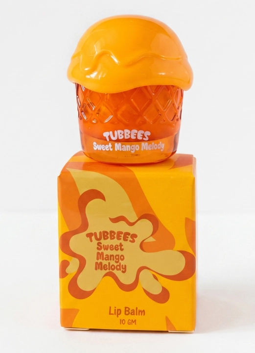 Balsam do ust Tubbees Sweet Mango Melody jest dostępny w Miraya Atar. Zielone liście i czarna porzeczka łączą się z mango i brzoskwinią na bazie z wanilii oraz cukru owocowego. Intensywnie nawilża, kusząc soczystym zapachem.