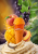 Balsam do ust Tubbees Sweet Mango Melody jest dostępny w Miraya Atar. Zielone liście i czarna porzeczka łączą się z mango i brzoskwinią na bazie z wanilii oraz cukru owocowego. Intensywnie nawilża, kusząc soczystym zapachem.