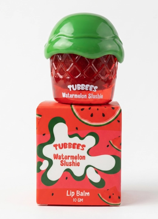 Balsam do ust Tubbees Watermelon Slushie jest dostępny w Miraya Atar. Kwiaty wodne i zielone akordy łączą się z arbuzem, nutami ozonowymi oraz melonem na bazie z soku gruszkowego i mango. Intensywnie nawilża, przynosząc owocowe orzeźwienie.