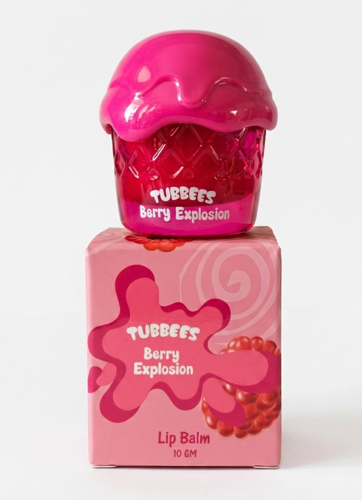Balsam do ust Tubbees Berry Explosion jest dostępny w Miraya Atar. Czerwone jabłko i truskawka łączą się z leśnymi borówkami oraz jeżynami na słodkiej bazie z maliny i cukru. Głęboko nawilża, kusząc prawdziwie owocową eksplozją zapachu.