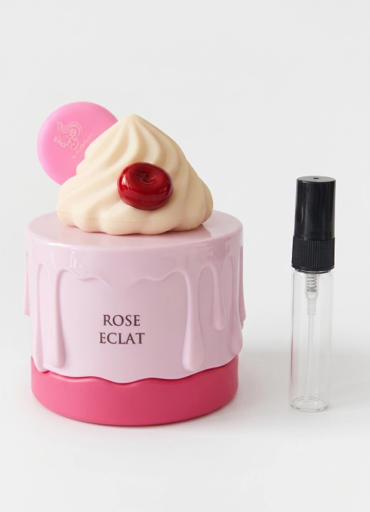 Odlewka Rose Eclat jest dostępna w Miraya Atar. Czerwone jagody, różowy pieprz, liczi i cytryna łączą się z jaśminem, magnolią, różą oraz gruszką na bazie z sandałowca, wanilii i piżma. Tworzą niezwykle uroczy, kwiatowo-owocowy zapach.
