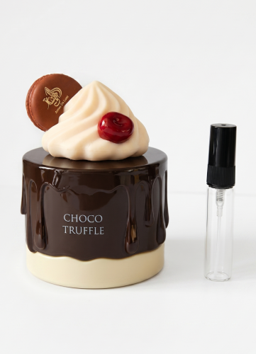 Odlewka Choco Truffle jest dostępna w Miraya Atar. Czekolada, kokos, kawa i miód łączą się z laktonami, wanilią oraz różą na bazie ze słodkich nut i fasolki tonka. Tworzą niezwykle głęboki, wybitnie deserowy zapach.