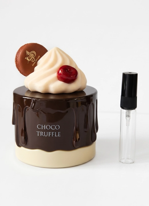 Odlewka Choco Truffle jest dostępna w Miraya Atar. Czekolada, kokos, kawa i miód łączą się z laktonami, wanilią oraz różą na bazie ze słodkich nut i fasolki tonka. Tworzą niezwykle głęboki, wybitnie deserowy zapach.