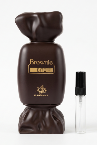 Odlewka Brownie Bite jest dostępna w Miraya Atar. Pomarańcza, kawa, cytryna, mocha i śmietana łączą się z mlekiem kokosowym, lawendą, karmelem oraz wodnymi kwiatami na bazie z sandałowca, tonki, wanilii i piżma. Tworzą pyszny, otulający zapach.