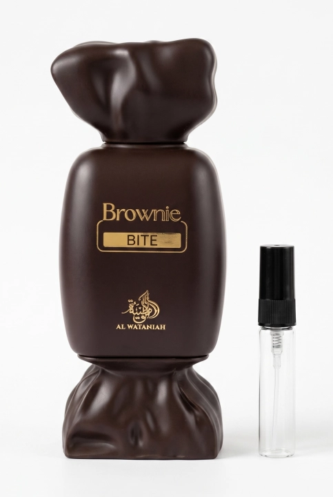 Odlewka Brownie Bite jest dostępna w Miraya Atar. Pomarańcza, kawa, cytryna, mocha i śmietana łączą się z mlekiem kokosowym, lawendą, karmelem oraz wodnymi kwiatami na bazie z sandałowca, tonki, wanilii i piżma. Tworzą pyszny, otulający zapach.