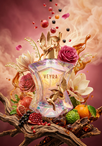 Perfumy Veyra są dostępne w Miraya Atar. Granat, czarna porzeczka, bergamotka i mandarynka łączą się z karmelem, konwalią, magnolią oraz różą bułgarską na bazie z brzoskwini, wanilii, ambrette i ambry, tworząc bogaty zapach.