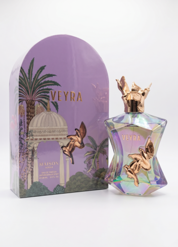 Perfumy Veyra są dostępne w Miraya Atar. Granat, czarna porzeczka, bergamotka i mandarynka łączą się z karmelem, konwalią, magnolią oraz różą bułgarską na bazie z brzoskwini, wanilii, ambrette i ambry, tworząc bogaty zapach.
