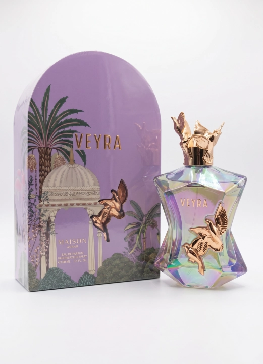 Perfumy Veyra są dostępne w Miraya Atar. Granat, czarna porzeczka, bergamotka i mandarynka łączą się z karmelem, konwalią, magnolią oraz różą bułgarską na bazie z brzoskwini, wanilii, ambrette i ambry, tworząc bogaty zapach.