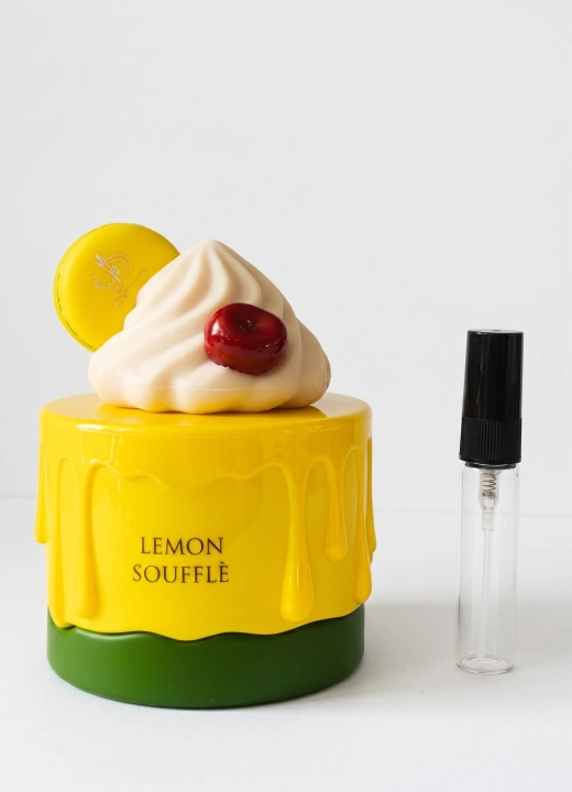 Odlewka Lemon Souffle jest dostępna w Miraya Atar. Nuty owocowe i cytryna łączą się z maliną oraz frezją na bazie z wanilii i piżma. Tworzą niezwykle apetyczny, radosny i orzeźwiający zapach.