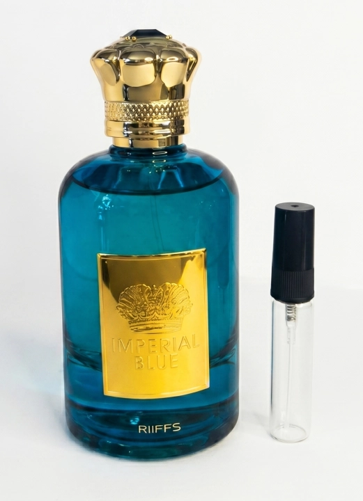 Odlewka Imperial Blue jest dostępna w Miraya Atar. Jabłko, mięta i kwiat pomarańczy łączą się z geranium, szałwią muszkatołową i ambrofixem na bazie z fasolki tonka, drzewa sandałowego i kadzidła. To świeży, elegancki zapach.