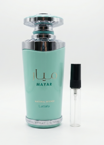 Odlewka Mayar Natural Intense jest dostępna w Miraya Atar. Zielona mandarynka, figa, melon i woda kokosowa łączą się z lotosem, lilią wodną oraz jaśminem na bazie z piżma, ambroksanu, sandałowca i wanilii. To świeży, wodno-owocowy zapach.
