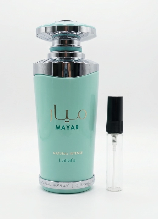 Odlewka Mayar Natural Intense jest dostępna w Miraya Atar. Zielona mandarynka, figa, melon i woda kokosowa łączą się z lotosem, lilią wodną oraz jaśminem na bazie z piżma, ambroksanu, sandałowca i wanilii. To świeży, wodno-owocowy zapach.