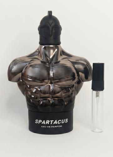 Odlewka Spartacus jest dostępna w Miraya Atar. Kwiat pomarańczy, cynamon, śliwka, kardamon i bergamotka łączą się z wanilią bourbon, davaną, kandyzowanym migdałem, lawendą i elemi na bazie z praliny, tonki i bursztynu. To bogaty, zmysłowy zapach.