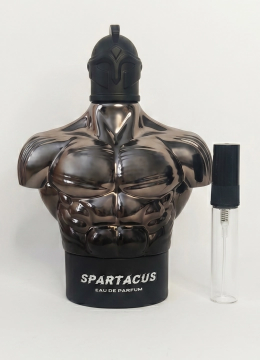 Odlewka Spartacus jest dostępna w Miraya Atar. Kwiat pomarańczy, cynamon, śliwka, kardamon i bergamotka łączą się z wanilią bourbon, davaną, kandyzowanym migdałem, lawendą i elemi na bazie z praliny, tonki i bursztynu. To bogaty, zmysłowy zapach.