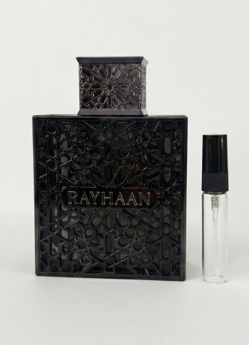 Odlewka Obsidian jest dostępna w Miraya Atar. Irys i cytrusy łączą się ze skórą na bazie z drzewa sandałowego, ambrette, cedru oraz agaru (oud). To elegancki, głęboki i zmysłowy zapach.