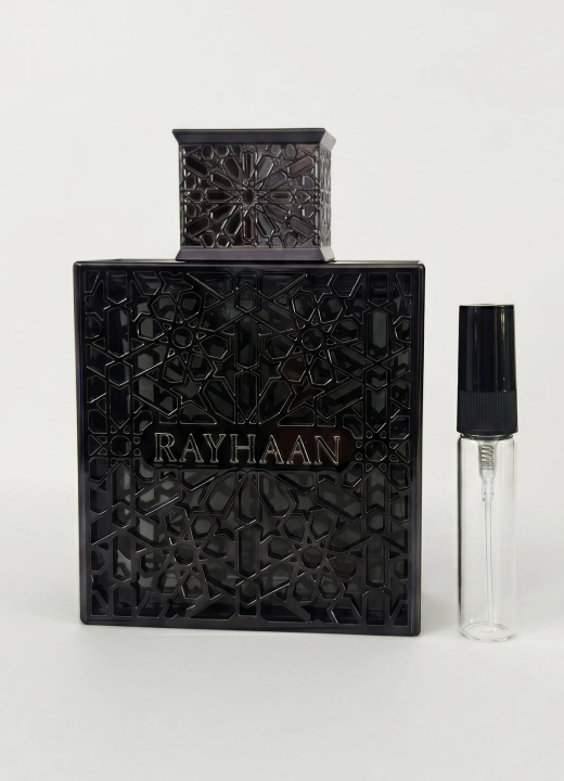 Odlewka Obsidian jest dostępna w Miraya Atar. Irys i cytrusy łączą się ze skórą na bazie z drzewa sandałowego, ambrette, cedru oraz agaru (oud). To elegancki, głęboki i zmysłowy zapach.
