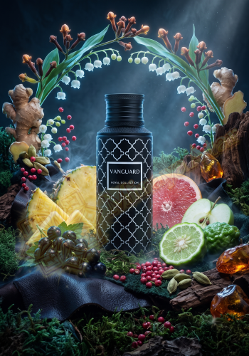 Odlewka Vanguard jest dostępna w Miraya Atar. Czarna porzeczka, ananas, owoce i różowy pieprz łączą się z kardamonem, konwalią, imbirem i goździkiem na bazie z ambry, piżma, skóry, cedru oraz mchu. To niezwykle męski, głęboki i wyrazisty zapach.