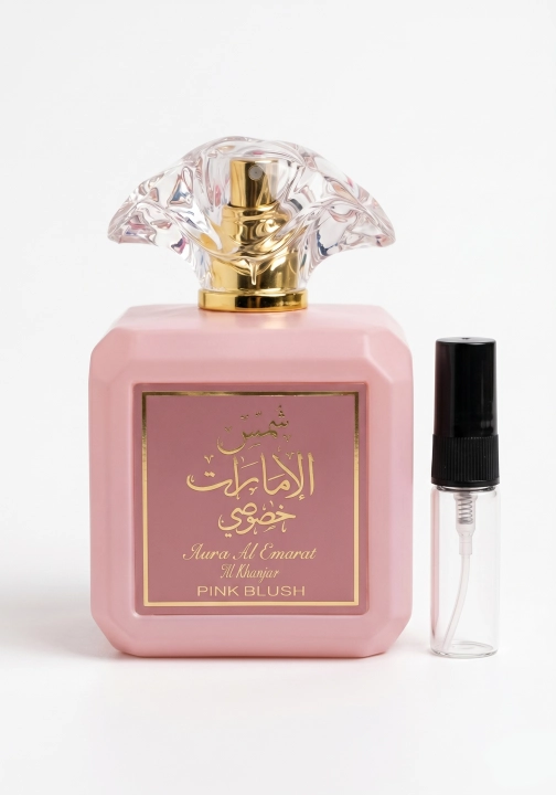 Odlewka Shams Al Emarat Pink Blush jest dostępna w Miraya Atar – to słodka fuzja pianek marshmallow, soczystej truskawki i jabłka z kremowym kokosem. Ten radosny zapach typu gourmand zachwyca lekkością i apetycznym aromatem na każdą okazję.