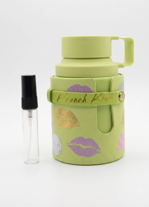 Odlewka French Kiss jest dostępna w Miraya Atar. Truskawka, bergamotka, kokos, cytryna, jabłko i gruszka łączą się z konwalią, kwiatem pomarańczy, jaśminem, cukrem oraz różą na bazie z wanilii, benzoesu, praliny i bursztynu.