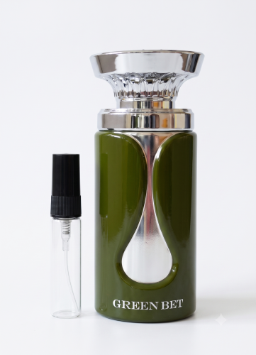 Odlewka Green Bet jest dostępna w Miraya Atar. Bergamotka, przyprawy i lima łączą się z fiołkiem, neroli, różą oraz nutami aromatycznymi na bazie z cedru, kadzidła, bursztynu i drzewa gwajakowego.