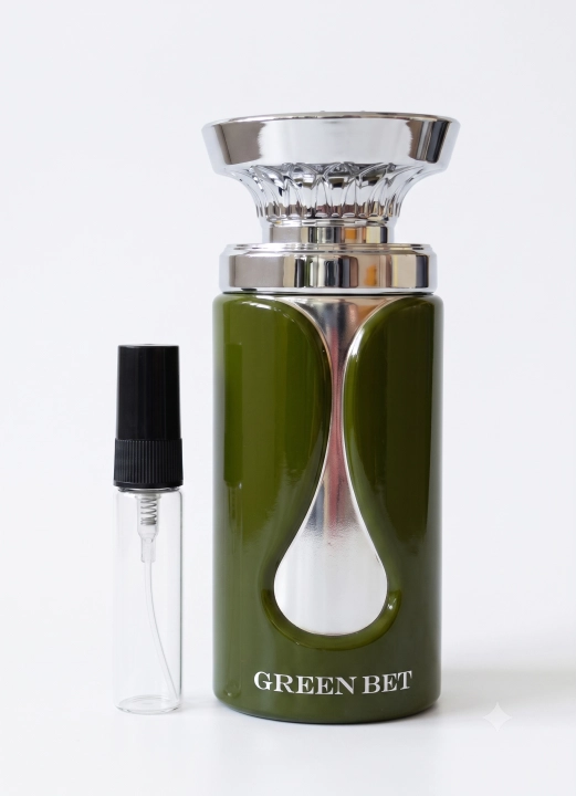 Odlewka Green Bet jest dostępna w Miraya Atar. Bergamotka, przyprawy i lima łączą się z fiołkiem, neroli, różą oraz nutami aromatycznymi na bazie z cedru, kadzidła, bursztynu i drzewa gwajakowego.