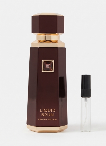 Odlewka Liquid Brun Limited Edition jest dostępna w Miraya Atar. Kardamon, lawenda i cytrusy łączą się z kwiatem pomarańczy, drzewem gwajakowym oraz różą na bazie z wanilii, fasolki tonka, bursztynu i mchu dębowego.