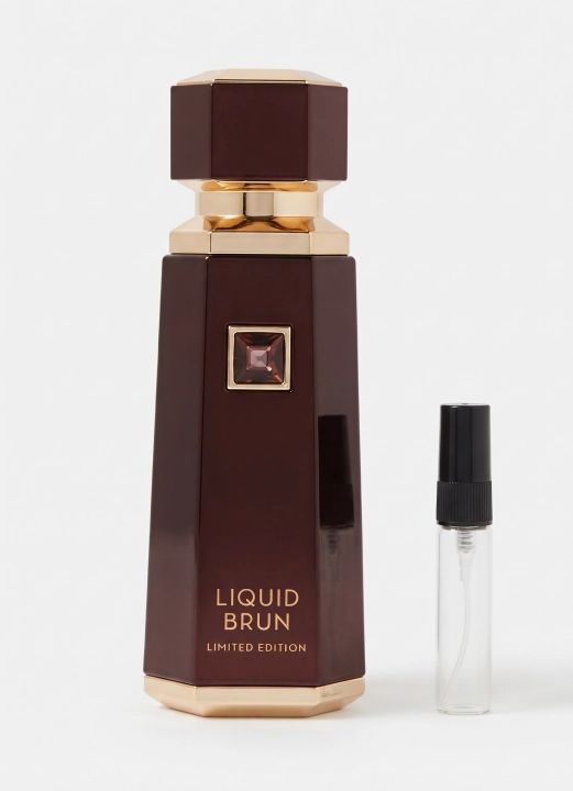 Odlewka Liquid Brun Limited Edition jest dostępna w Miraya Atar. Kardamon, lawenda i cytrusy łączą się z kwiatem pomarańczy, drzewem gwajakowym oraz różą na bazie z wanilii, fasolki tonka, bursztynu i mchu dębowego.