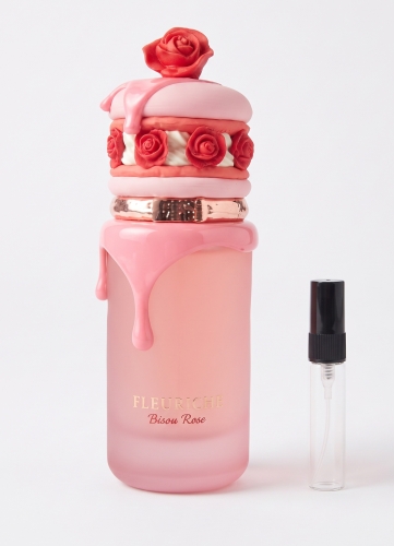Odlewka Fleuriche Bisou Rose jest dostępna w Miraya Atar. Róża, brzoskwinia i mandarynka łączą się z różą, ylang-ylang oraz karmelem na bazie z drzewa sandałowego, wanilii i piżma.