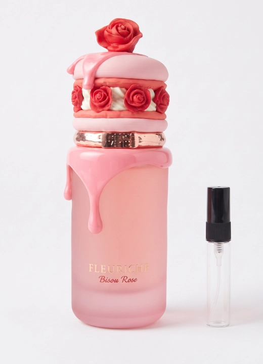 Odlewka Fleuriche Bisou Rose jest dostępna w Miraya Atar. Róża, brzoskwinia i mandarynka łączą się z różą, ylang-ylang oraz karmelem na bazie z drzewa sandałowego, wanilii i piżma.