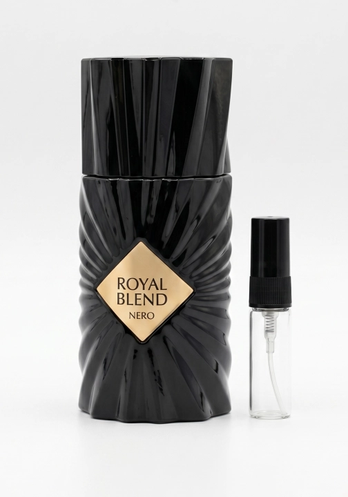 Odlewka Royal Blend Nero jest dostępna w Miraya Atar, zachwycając swoją głęboką, korzenno-drzewną kompozycją. Soczyste jabłko i skórka bergamotki łączą się z cynamonem, gałką muszkatołową i szafranem, opierając się na bazie z wanilii, oudu i żywicy.