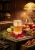 Odlewka Sharaf Divine w Miraya Atar zachwyca bogatą, gourmand kompozycją. Słodkie jabłko, malina i bergamotka łączą się z cynamonem, płatkami róż i akordem koniaku, opierając się na bazie z bobu tonka, wanilii i mchu.