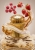Odlewka Cake Temptation jest dostępna w Miraya Atar. Słodkie maliny i truskawki łączą się w sercu z kremowym mlekiem oraz karmelem, tworząc niesamowicie apetyczną i otulającą, waniliową kompozycję gourmand.