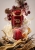 Odlewka Cherry Gossip jest dostępna w sklepie Miraya Atar, zachwycając głębokim charakterem gourmand. Soczyste, dojrzałe czereśnie łączą się z aromatyczną kawą, kremowymi nutami mlecznymi oraz wanilią i szlachetnym drewnem, tworząc otulający zapach.