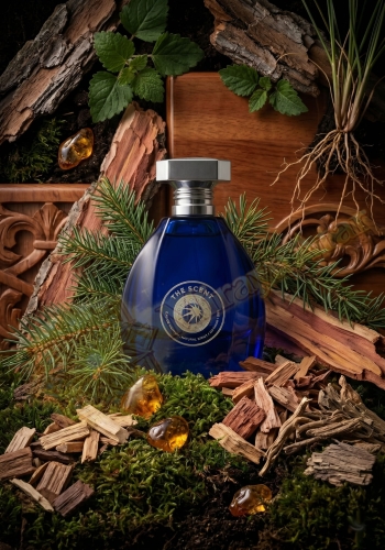Odlewka The Scent jest dostępna w Miraya Atar, zachwycając swoją głęboką i niezwykle męską kompozycją. Świeże gałązki iglaste, zielone liście i leśny mech idealnie łączą się z korą drzewną oraz ciepłą, otulającą ambrą, tworząc wyrazisty, naturalny zapach.